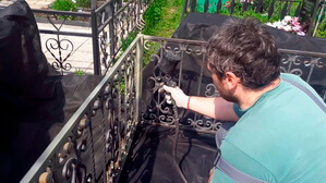 Покрытие грунтом металлического ограждения из пневматического пульверизатора